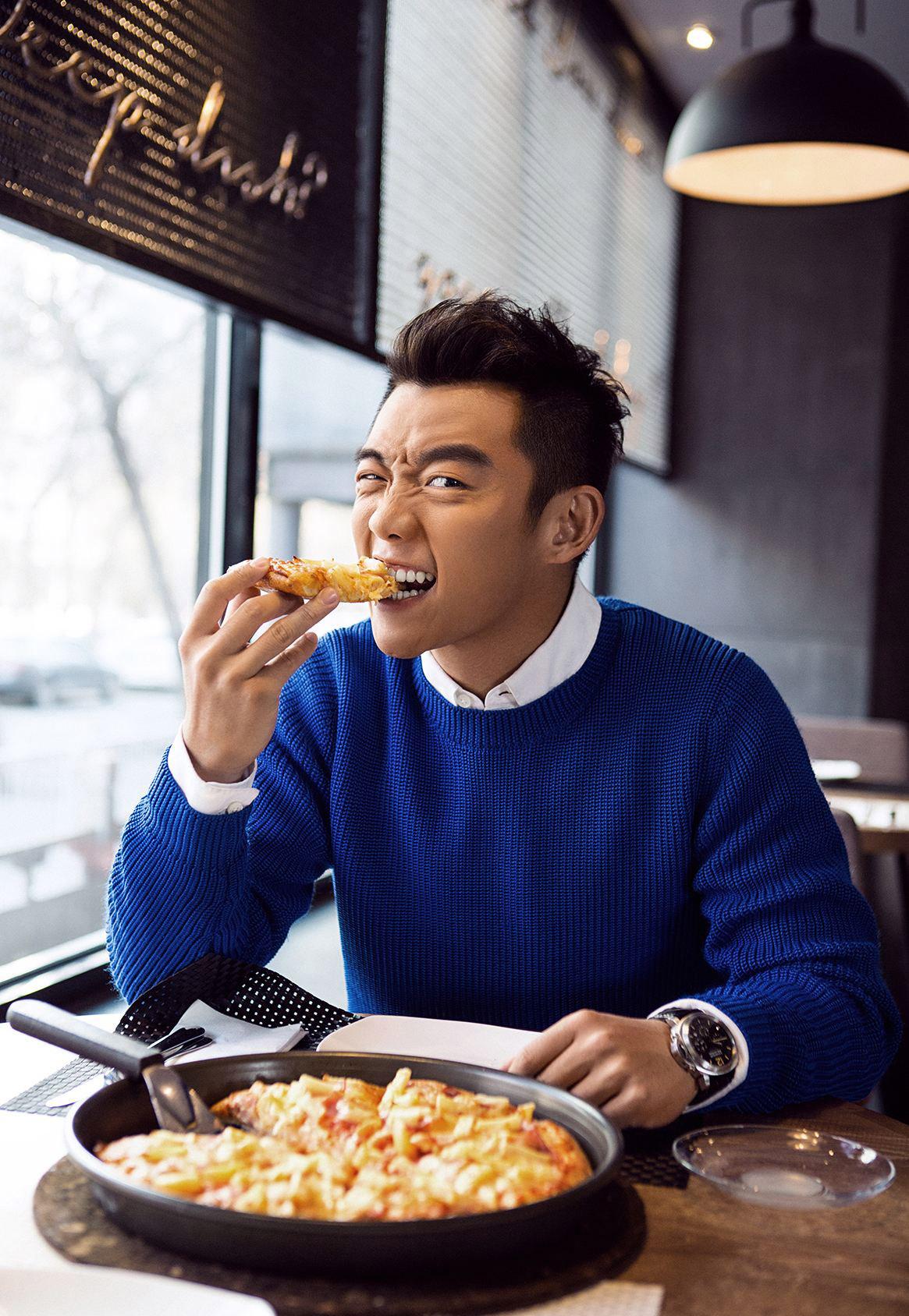 郑恺与苗苗现身私立医院,郑恺回应和苗苗一家人同住视频