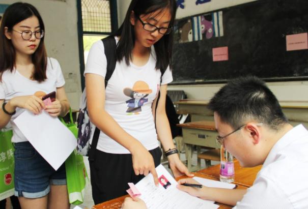 大学生每月“生活费”等级火了，三档以下不敢出门，统归贫民档