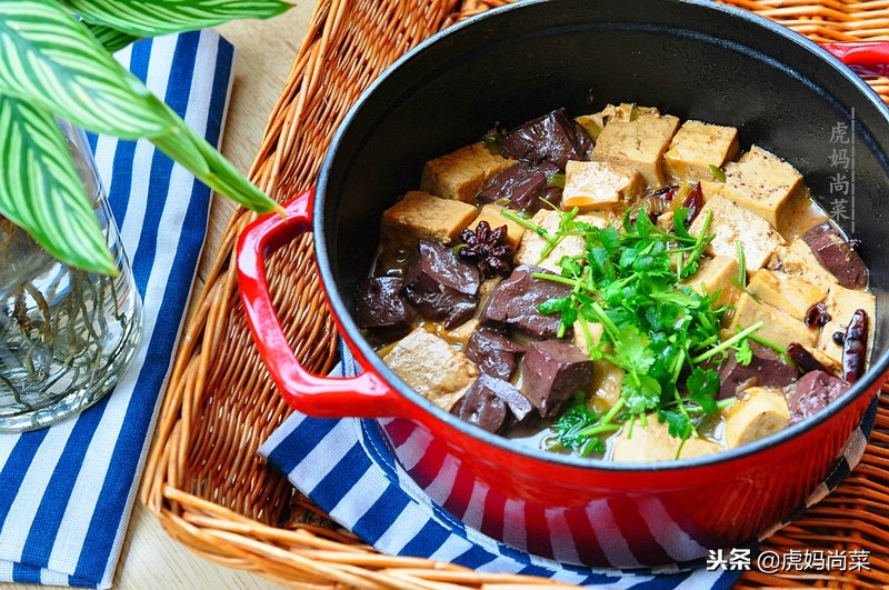 天冷了来一道番茄炖豆腐汤汁浓,冬天炖豆腐的家常做法