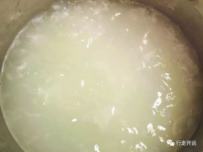 过桥米线怎么熬出浓浓的鸡汤味,正宗过桥米线汤