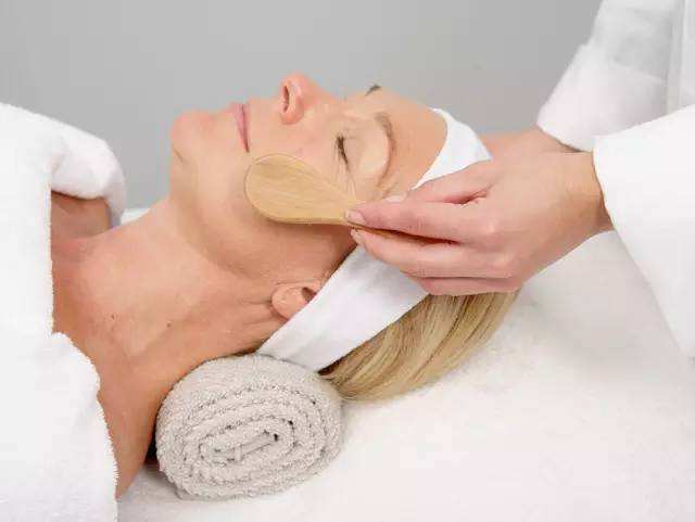 美容脸部按摩手法教程慢动作,美容推背视频手法全过程步骤