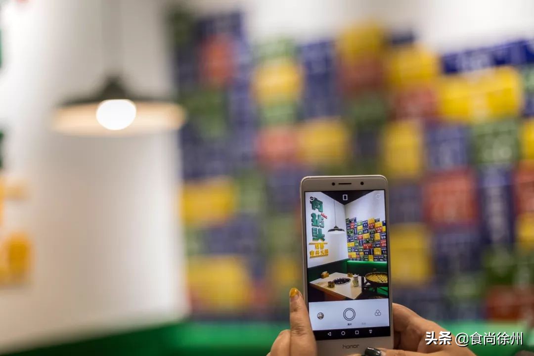 徐州闹市一角，还原了80年代的市井范儿！笸箩上菜，98元吃17样！