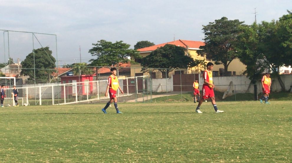 在巴西青训的中国人,日本在巴西踢球的少年