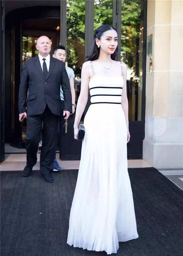 李宇春一身绿色百褶裙现身,李宇春中性风短裤