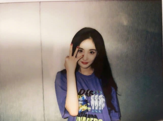 杨幂现在超美穿修身白裙配波浪卷,杨幂穿搭发光短裤