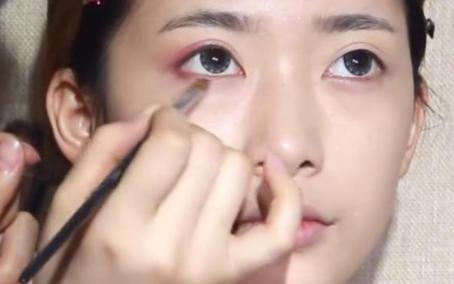 化完妆屋里看着跟外边看着不一样,在屋里化完妆一到外面就起皮卡粉