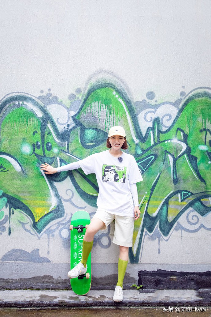 王珞丹极限挑战绿色裤子,王珞丹简直冻龄惹人注目气势十足