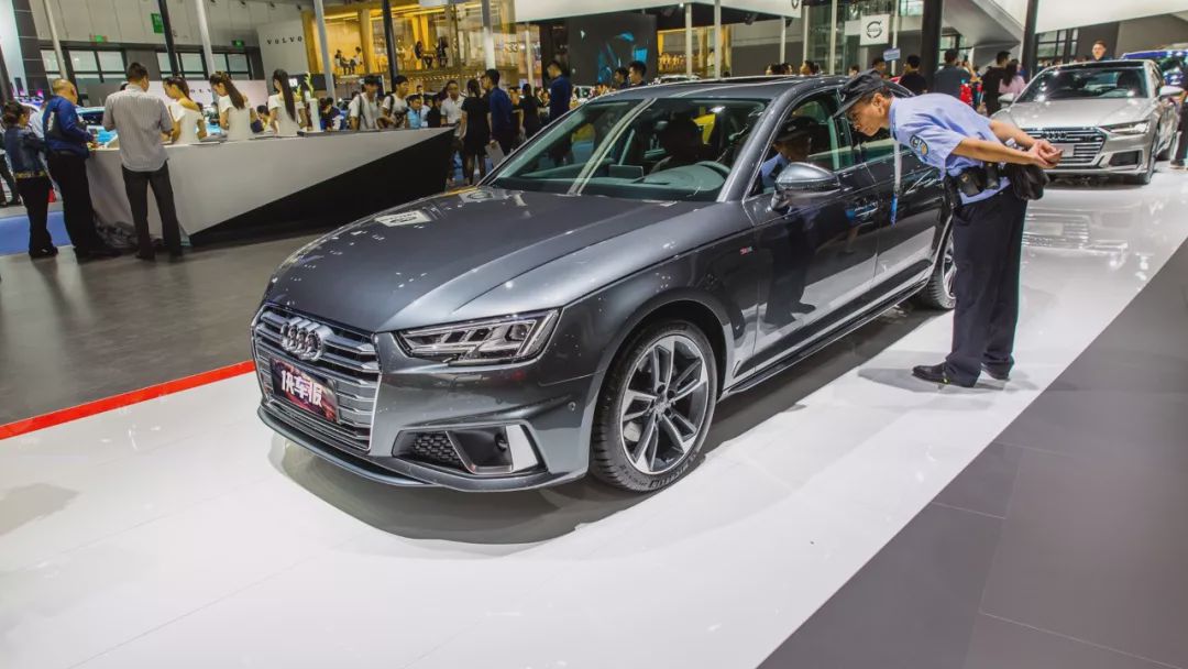 奥迪a4l45quattro臻选动感型,18款奥迪a4l45quattro试驾