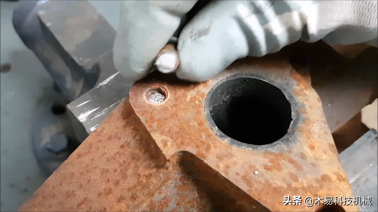 螺丝螺母折断,咋办?看外国“牛人”如何取出