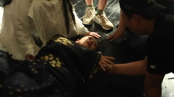 章子怡摔东西视频,章子怡拍戏摔倒