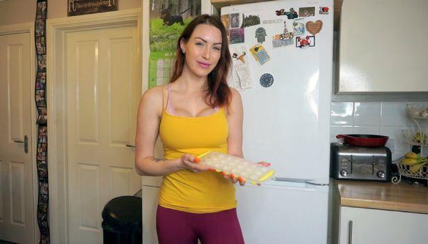 英国女模称男性精华可抗病毒,号召民众食用,自己已有3年经验