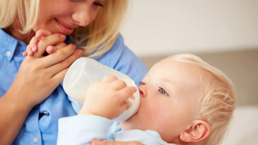 阳光大姐母婴护理婴儿洗澡,阳光呵护奶粉为什么小孩不喜欢吃