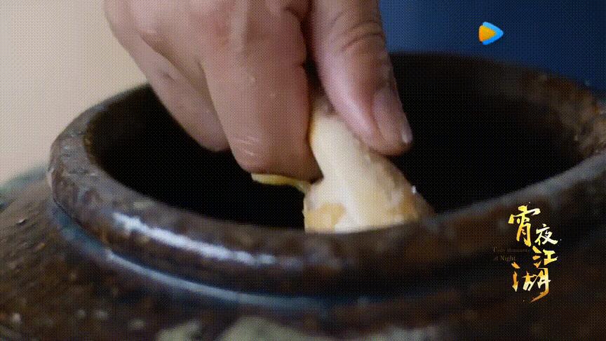 在酒缸里长大的人,泡在酒缸里的人