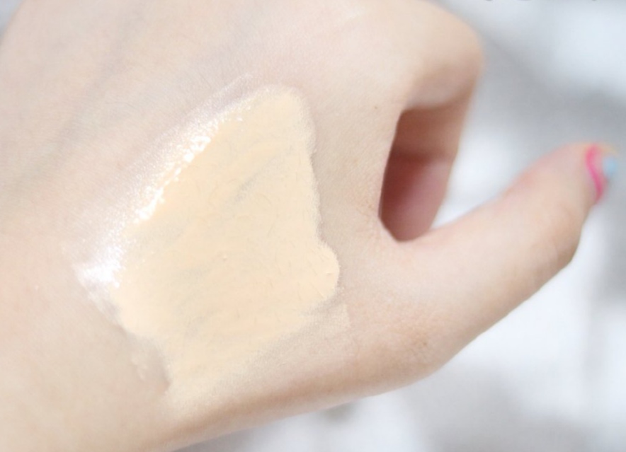 易烊千玺四字弟弟现身北京高铁站,易烊千玺戴墨镜转身阿玛尼