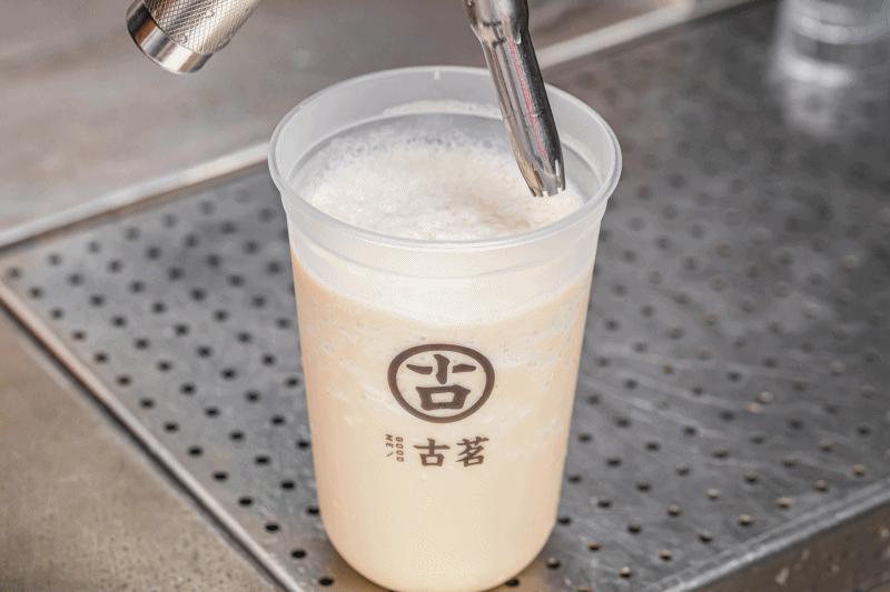 买一送一！大肚子水果茶来了，足足1000cc，单靠吸管都吸不动