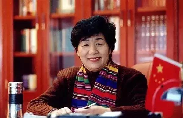 从一个袖套到“百强企业”，这位女企业家凭什么值得员工追随？