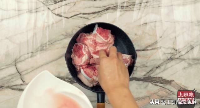 猪大骨和猪肚炖汤,猪大骨家常简单的炖汤过程