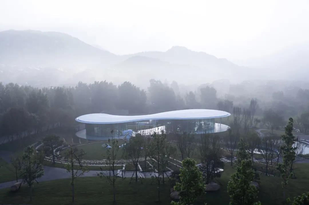 消隐在自然山水之中的四季花房——青岛万科·四季草堂