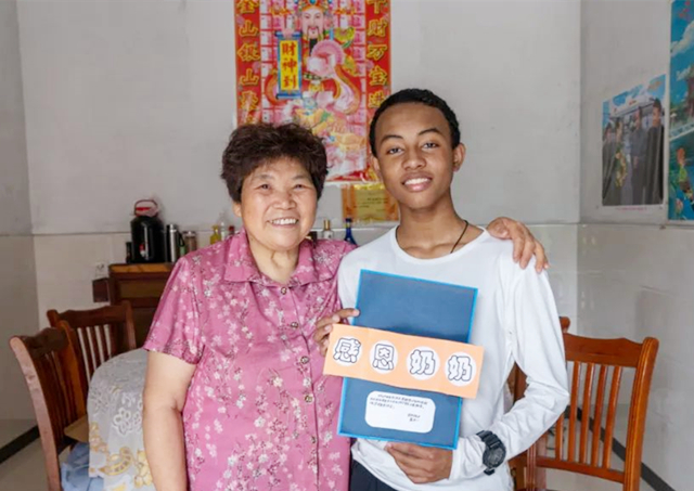 11年前,浙江农村奶奶收养了一个黑人小男孩巴比,如今怎么样了?