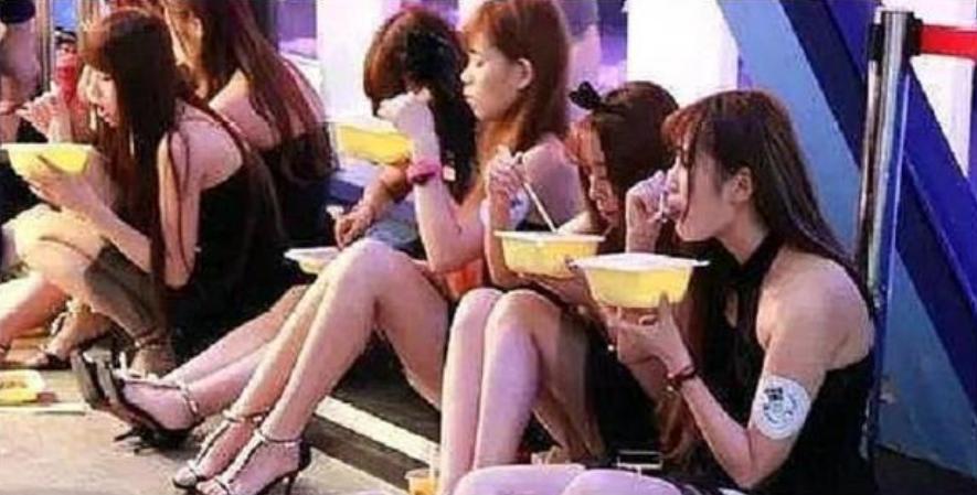 横店群演拜王宝强和赵丽颖,横店群演以王宝强激励自己