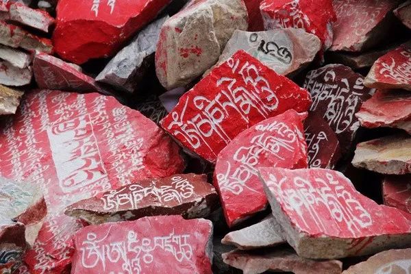 玛尼石凝固在石头上的信仰,玛尼石藏文