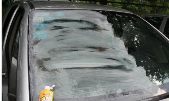 小车前挡风玻璃油膜怎么去除,前挡风玻璃内面除油膜最好的方法