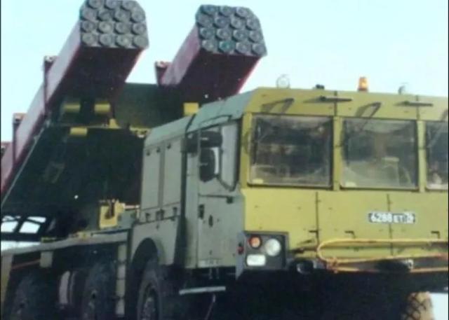 俄罗斯旋风122毫米火箭炮,俄罗斯发射龙卷风火箭炮