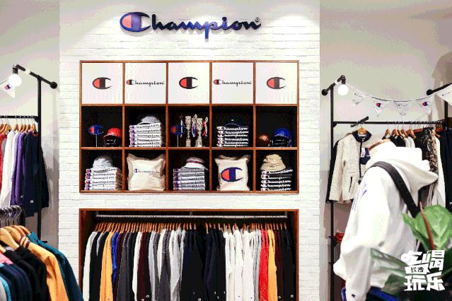 酷炫新地标!6m高巨型太空人登陆星城,开启未来进行时