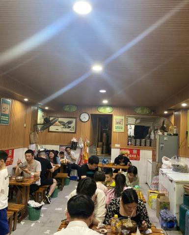 重庆馆子卖贵州特产，老板态度差客人也排队买，网友：把老板惯的