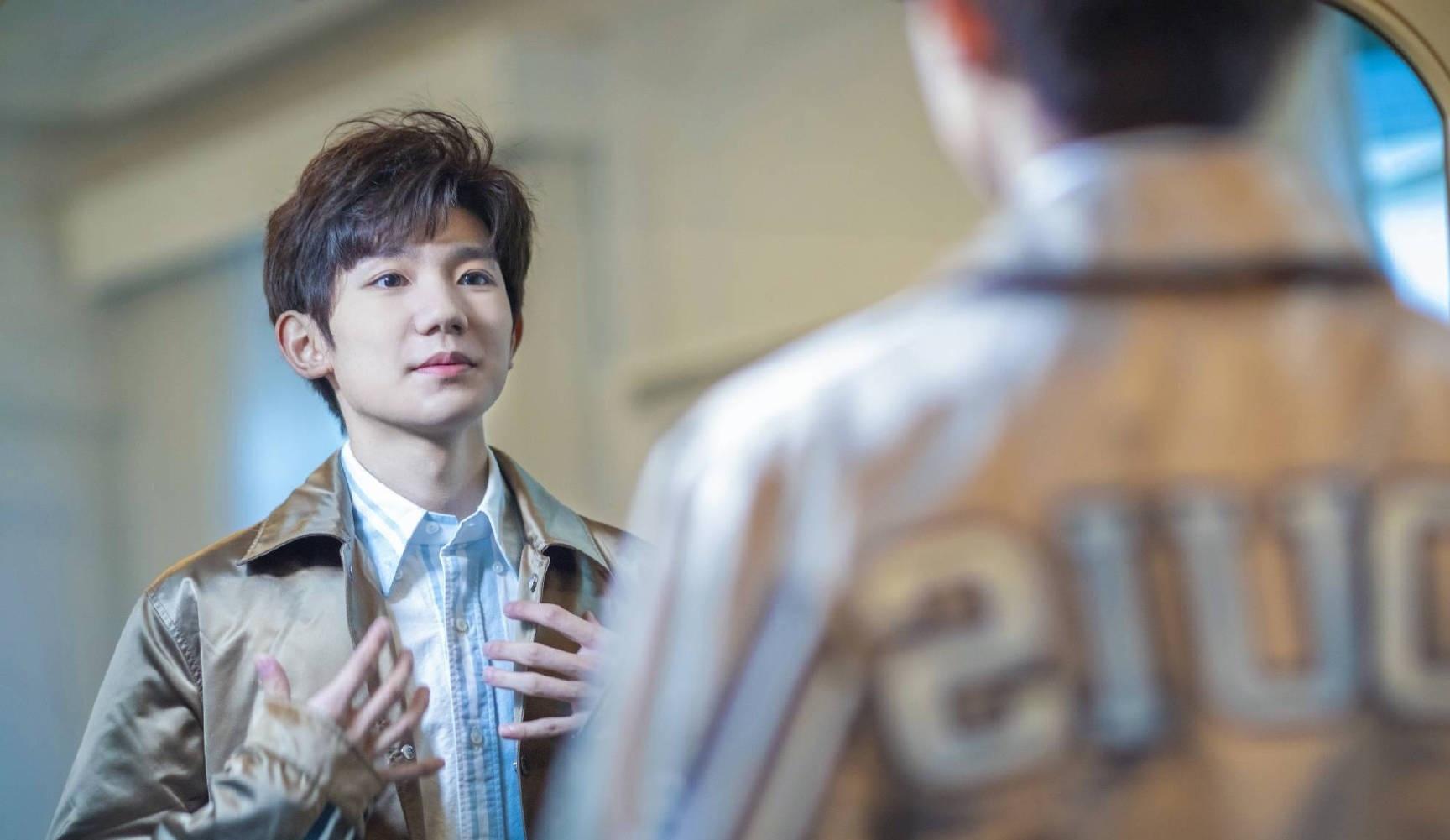 王源羽毛球馆,王源贾乃亮打羽毛球