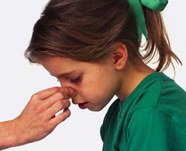 半岁婴儿从床上掉下昏迷至今，宝宝坠床，这种处理方法能避免悲剧