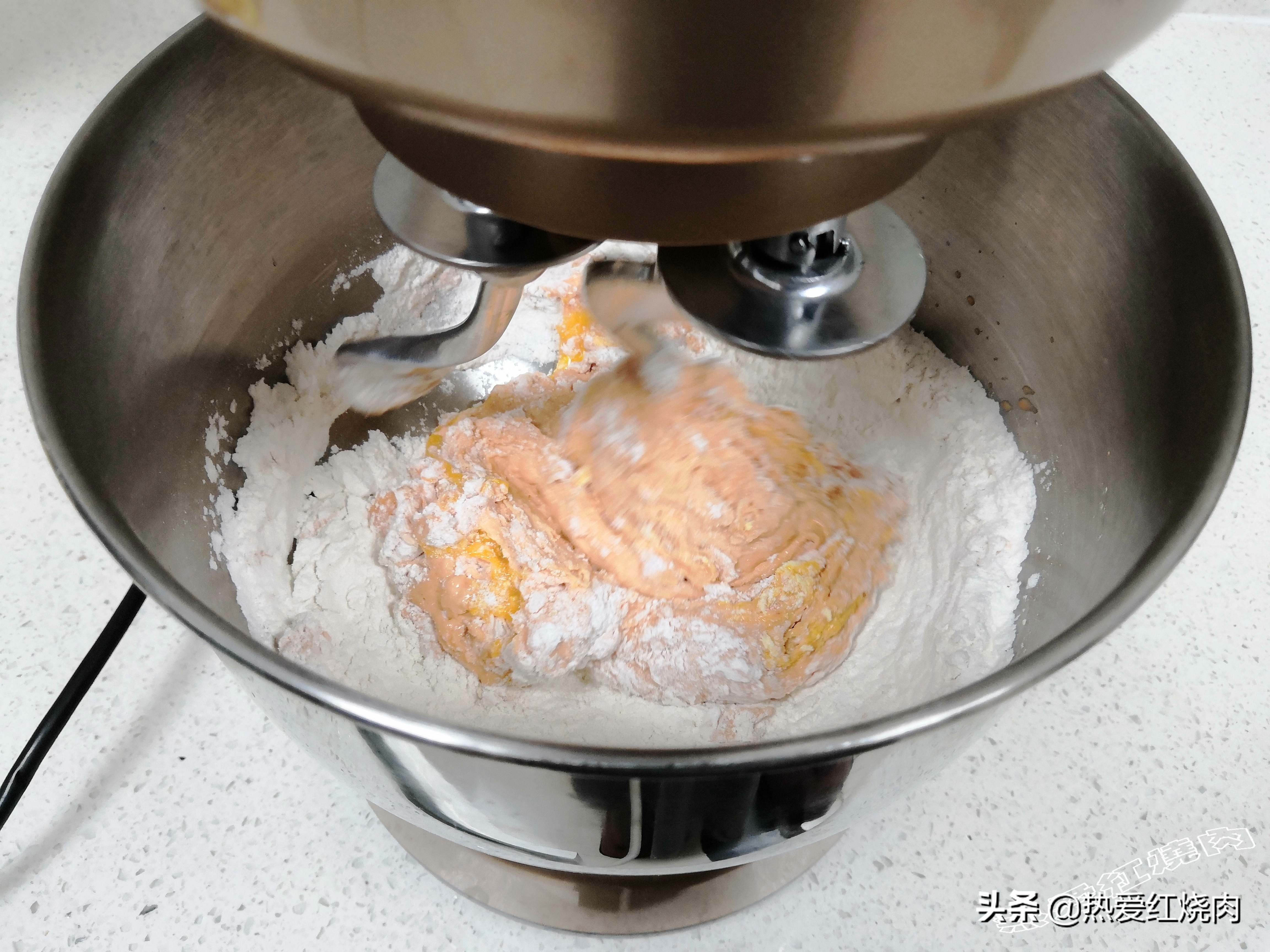 如果你做的面包总是很硬，一定试试这个做法，柔软拉丝还不用烤箱