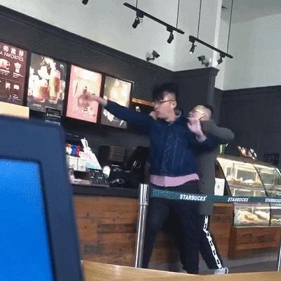 星巴克猫爪杯遭疯抢甚至大打出手,星巴克猫爪杯深夜排队疯抢