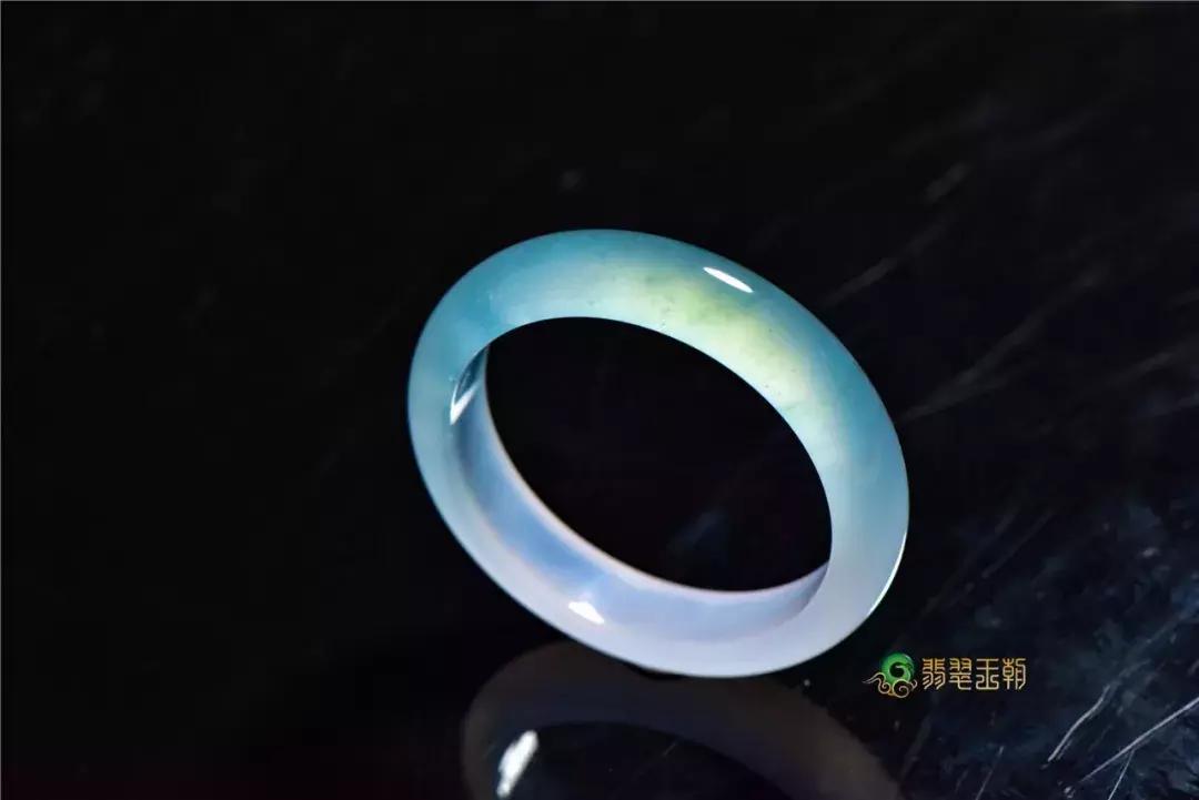 婆婆给儿媳一只金手镯,婆婆给我二手的银手镯