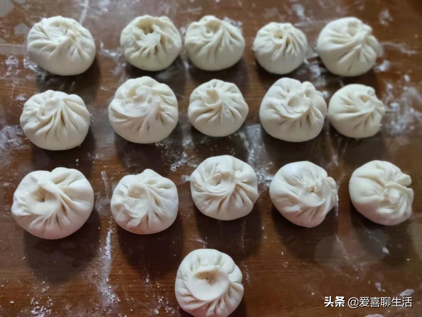 为什么蒸包子一揭盖包子就塌陷,如何把包子蒸得蓬松柔软