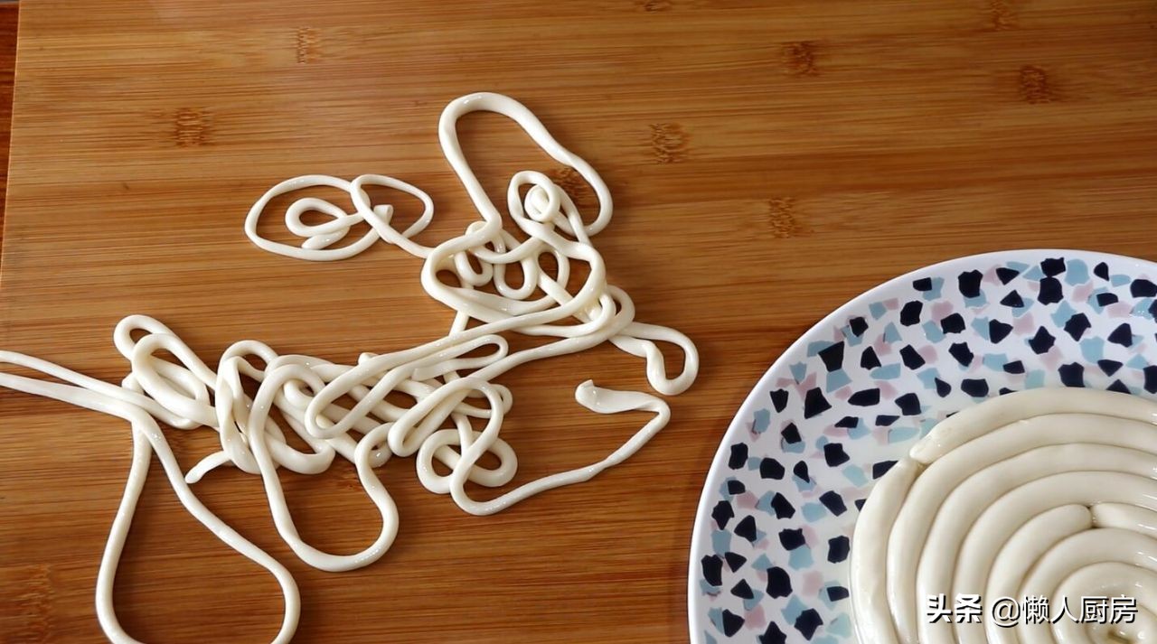 1斤面粉1个鸡蛋教你在家自制拉面,普通面粉拉面的做法全过程