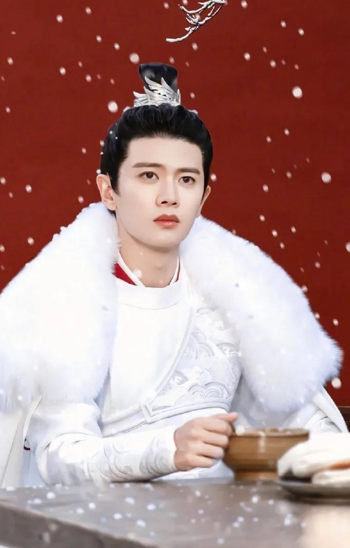 厚刘海和稀刘海哪个好看,厚刘海和八字刘海