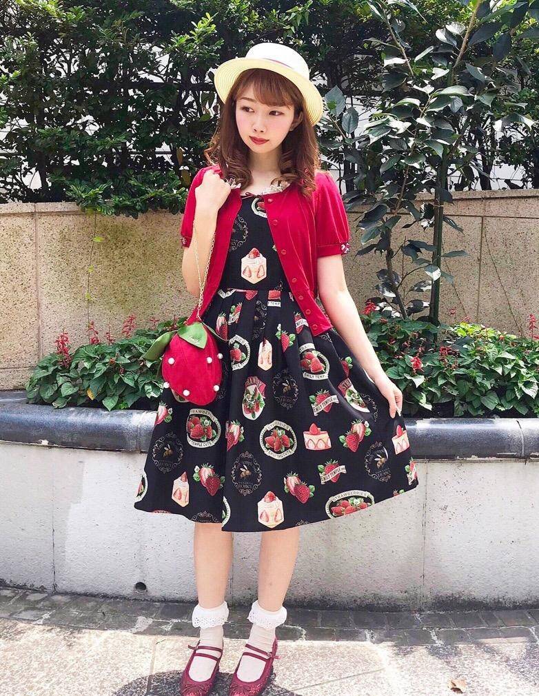 lolita不穿lolita鞋出去会被骂吗,lolita不穿官配小物可以吗