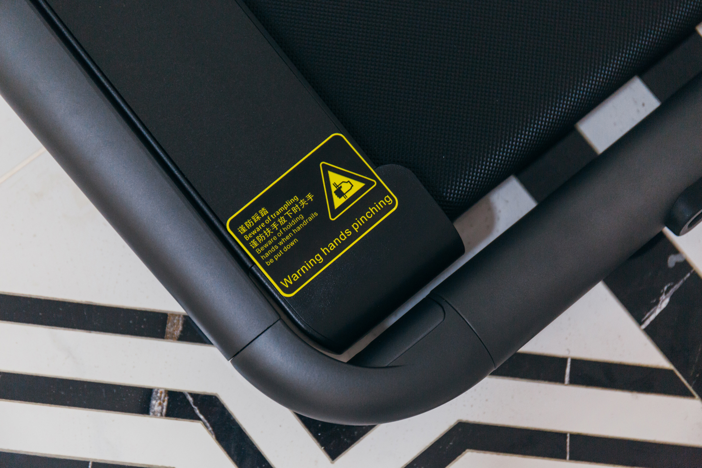 灏忛噾鏅鸿兘鎶樺彔璺戞鏈簁12pro,濂崇敓蹇箰鍚戝墠鍐茶窇姝ユ満