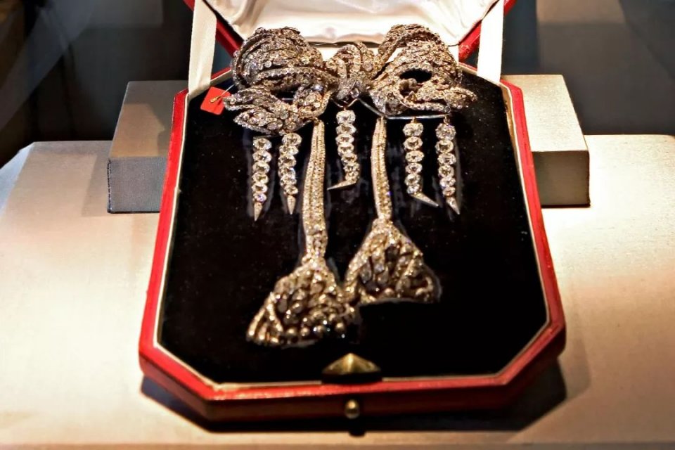 不佩戴金银珠宝,不佩戴贵重首饰