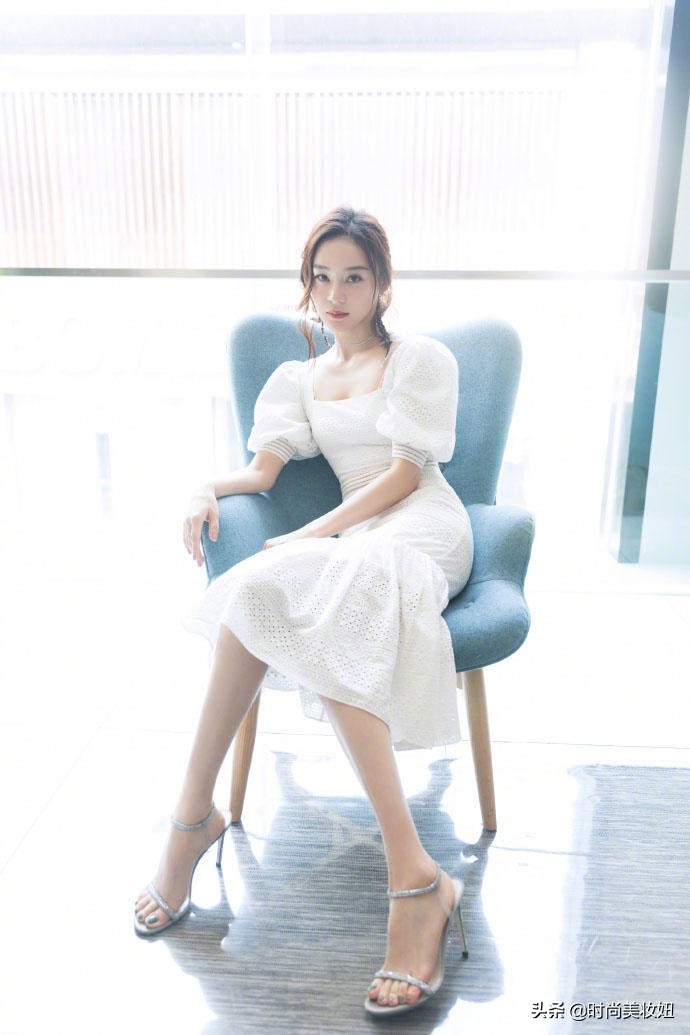 袁姗姗黑白衣服搭配,袁姗姗一袭黑色丝绒连衣裙