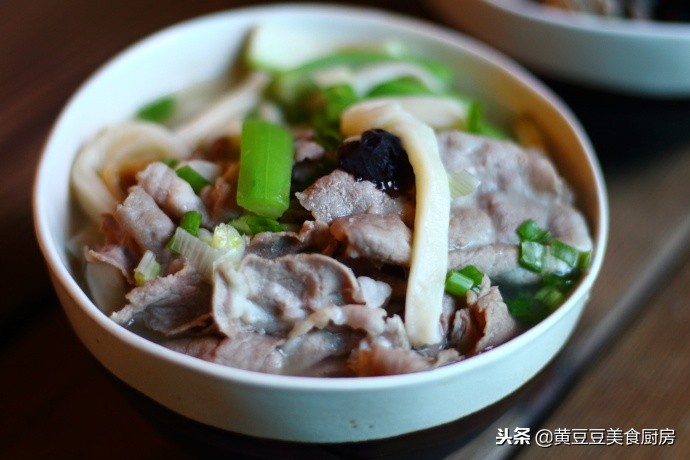 做手擀面用不用醒面,做手擀面里面需要加鸡蛋吗