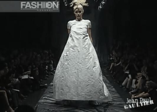 那英、卡戴珊的后腰上,为什么都有两根红绳?