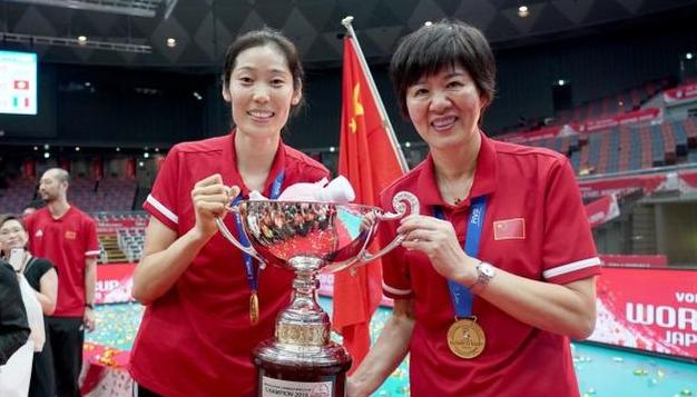 郎平里约吃泡面,女排主教练郎平吃泡面