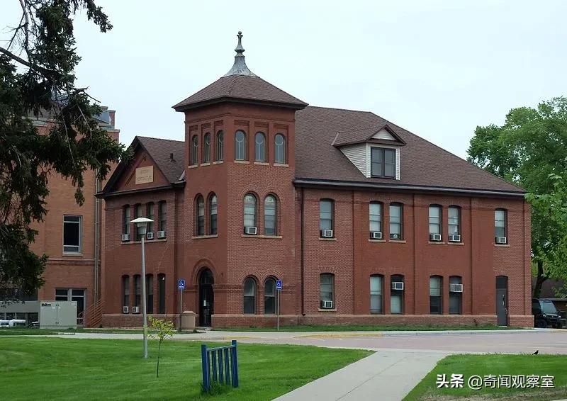 23岁年轻漂亮的女大学生，不为人知的另一面，从乖乖女到伴游女