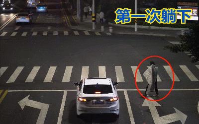 奇葩醉酒男把拱北闹市路口当床，铺上被子呼呼大睡！过往司机心惊胆战！