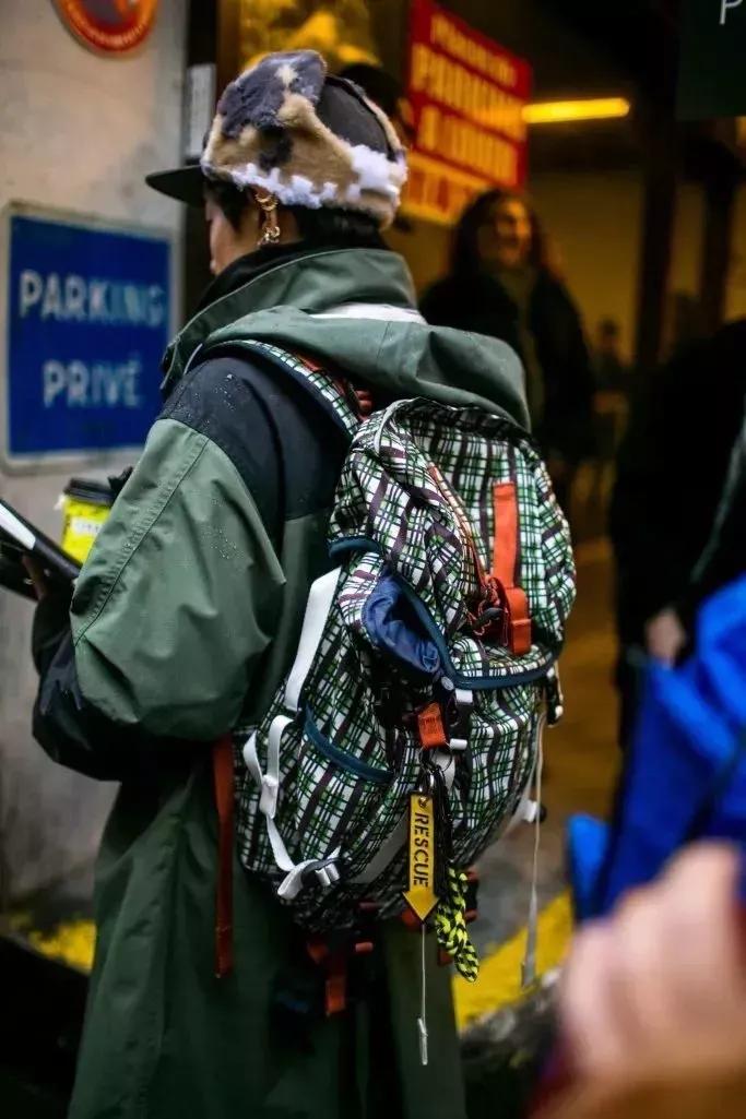 中年妇女穿什么款式的风衣最好,这4种风衣才适合你