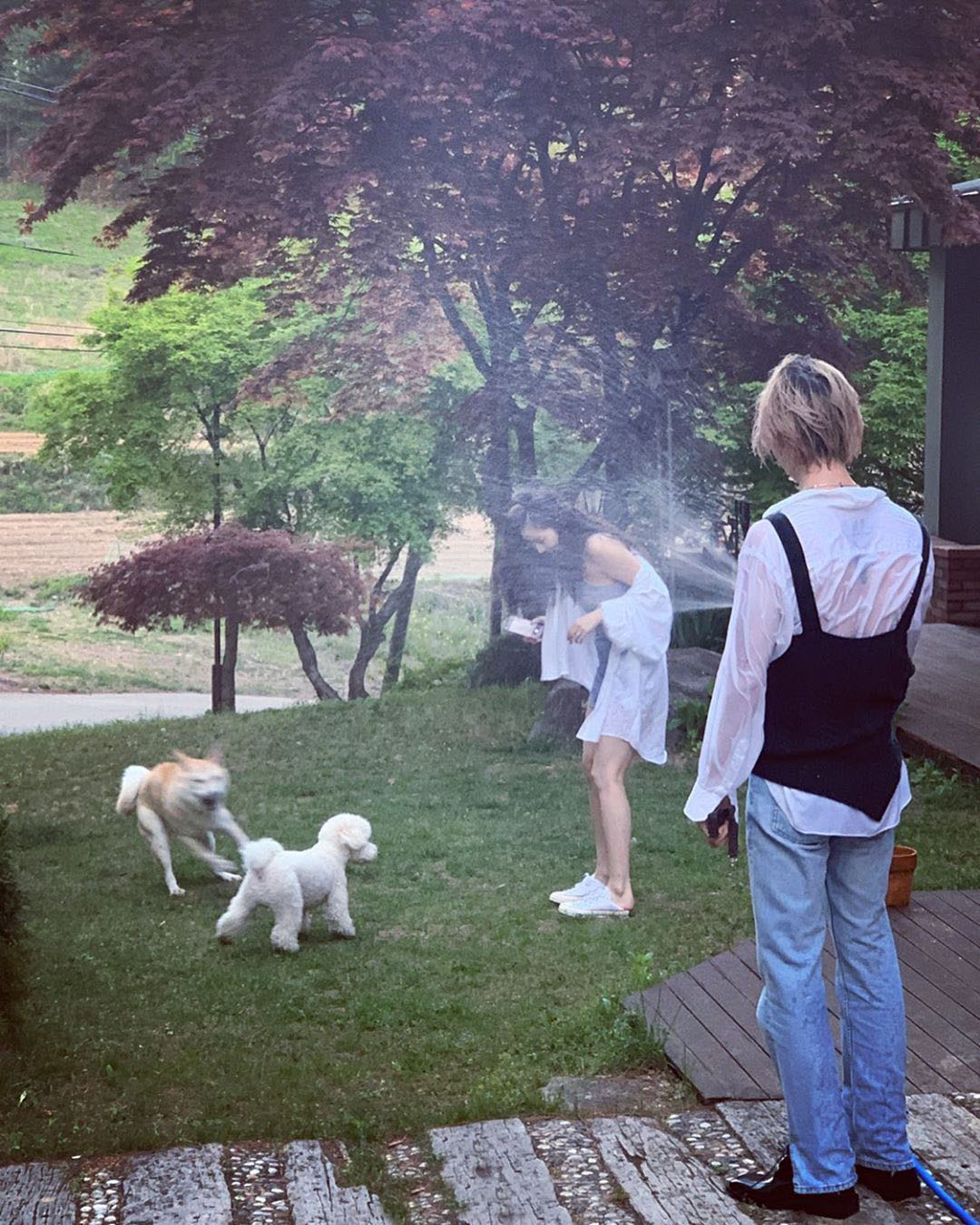 金泫雅和男朋友情侣装造型，想当街亲泫雅？果然韩国“狗粮”更香