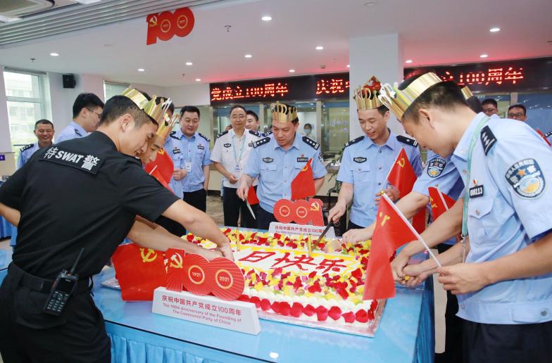 越是关键时期越是考验担当,越是关键时刻越要坚持