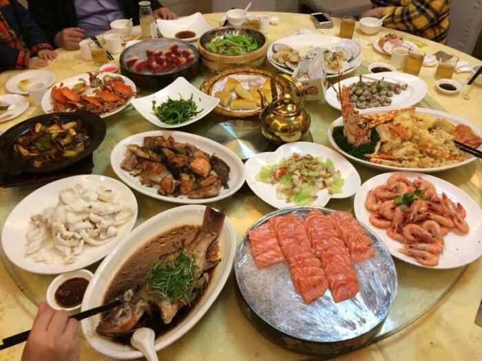 小伙买彩票中了100w,小伙买1000元彩票中大奖还给老板